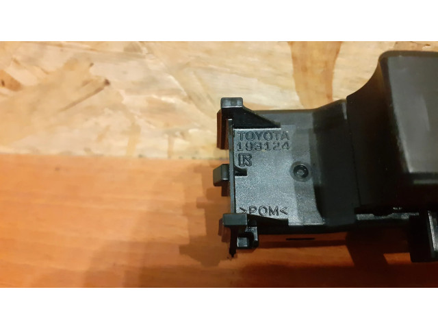 Кнопка крюка в багажнике