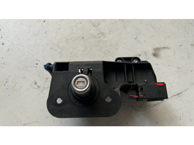 Замок задней крышки (наружный)