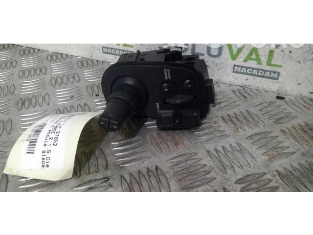 Ручка стеклоочистителей 8201590631   Renault Clio III