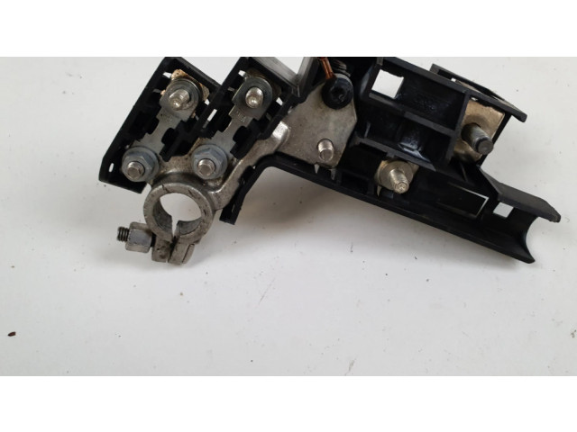 Плюсовый провод (аккумулятора)