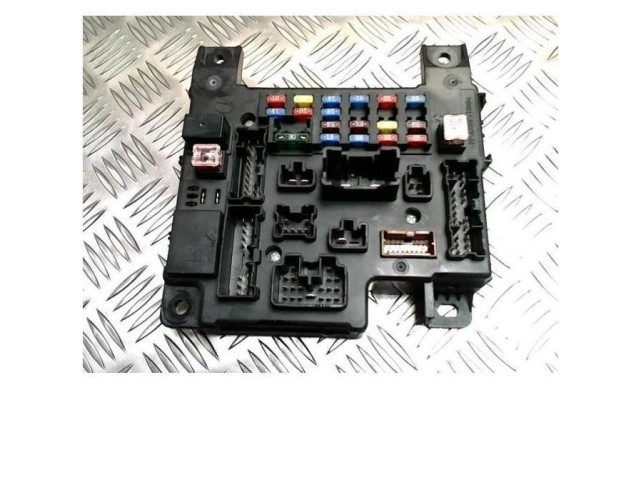 Блок предохранителей Mitsubishi Outlander