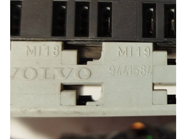 Ящик предохранителей (комплект) 9441584, 9162316   Volvo V70