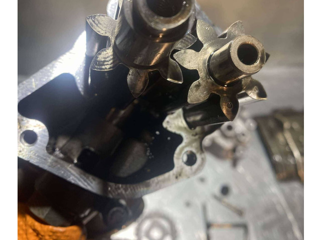 Масляный насос om606 6061810120, 6061810140 Mercedes-Benz E W124