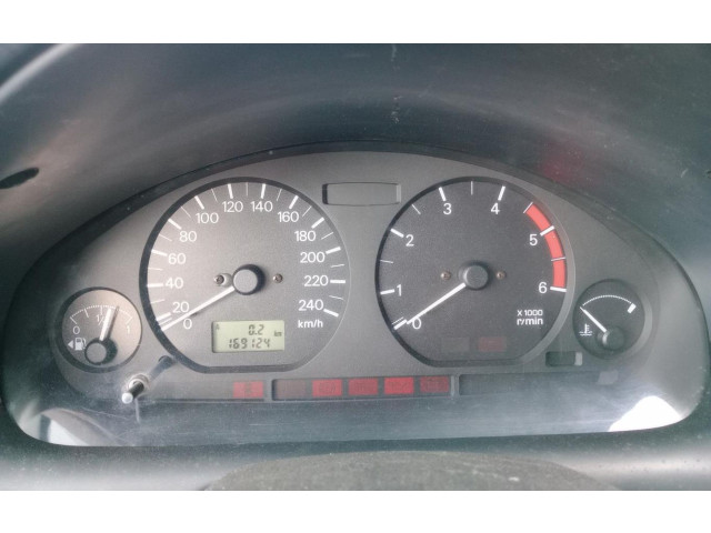 Панель приборов Mitsubishi Carisma