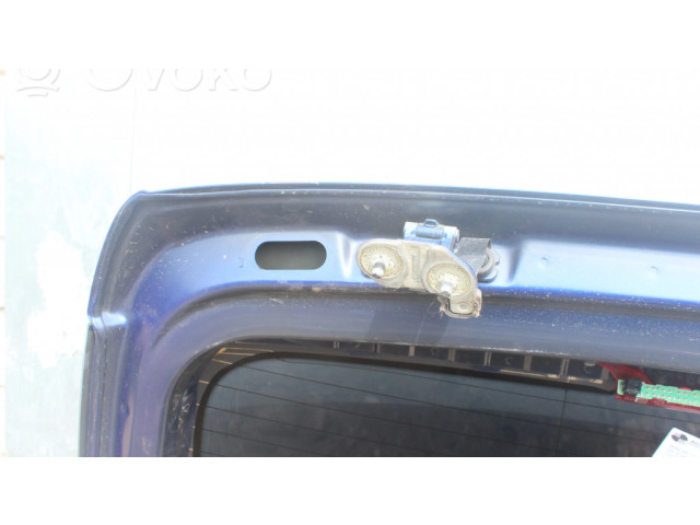 Задняя крышка (багажника)