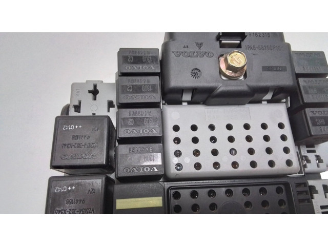 Блок предохранителей  8676284   Volvo S60    