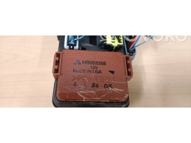 Блок предохранителей MB953355 Mitsubishi Carisma