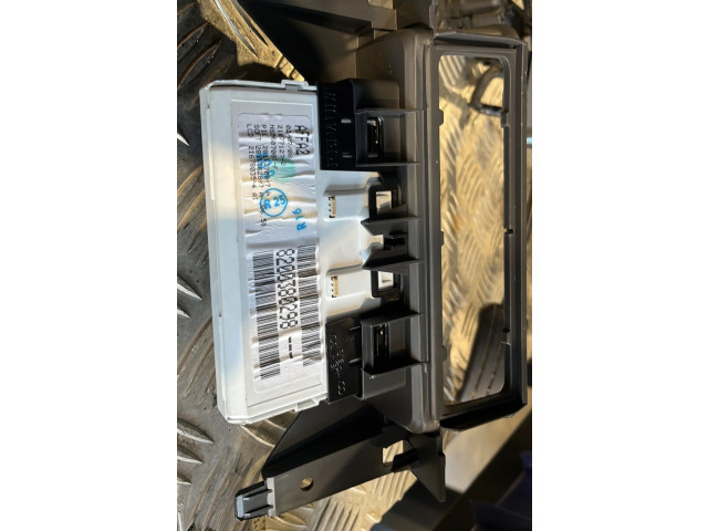 Дисплей 8200633621 Renault Clio II