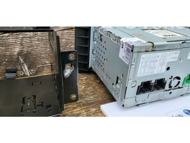 Радио/ проигрыватель CD/DVD / навигация