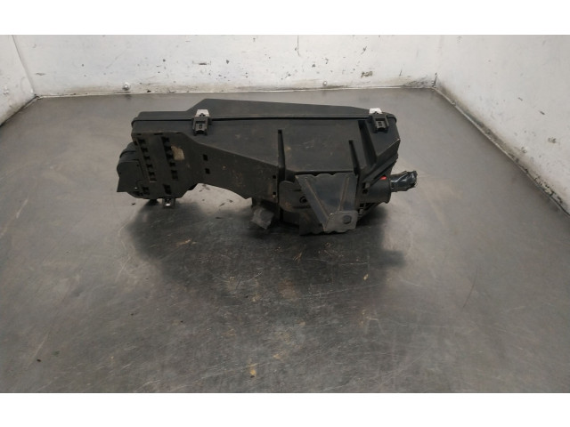 Блок предохранителей 9168986   Volvo S80    