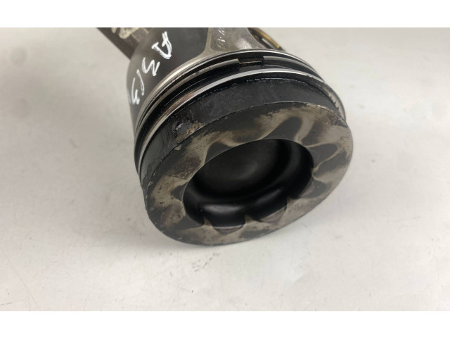  Поршень с шатуном  02604LA, 04LADE  Audi A3 S3 8V  