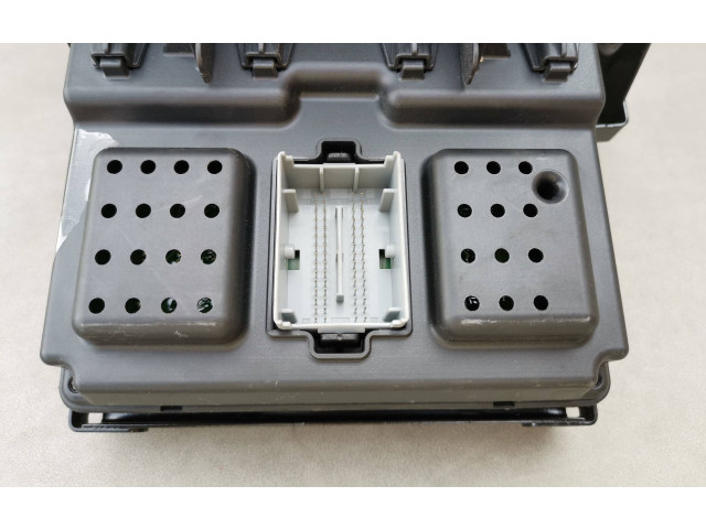 Блок предохранителей 30682981, 12216069 Volvo S60