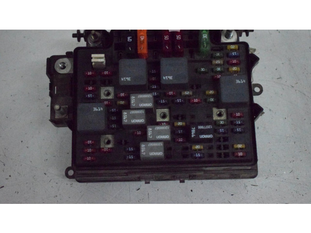 Pojistková skříňka 15328806 Chevrolet Silverado 2001