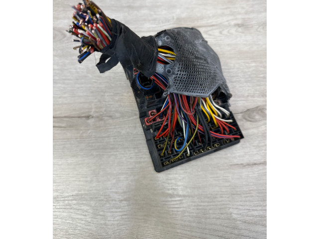 Блок предохранителей 643020   Ford Scorpio    