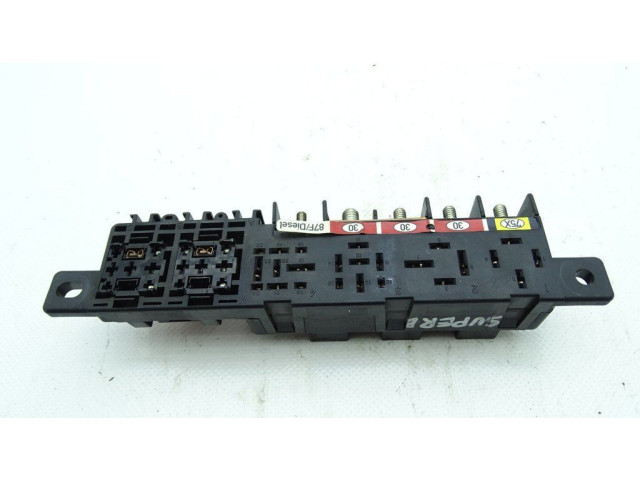 Блок предохранителей  8L0941822A   Skoda Superb B5 (3U)    