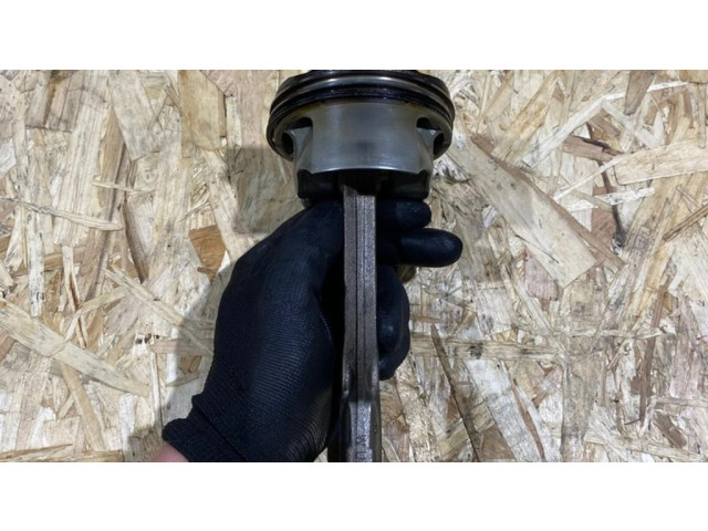 Píst 7843123704, 111213676 BMW 5 F10 F11 pro benzínový motor 4.4