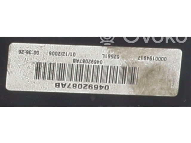 Блок предохранителей 04692087AB Jeep Commander