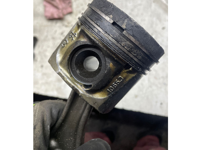 Поршень с шатуном V9X 120030165 Nissan Navara D40