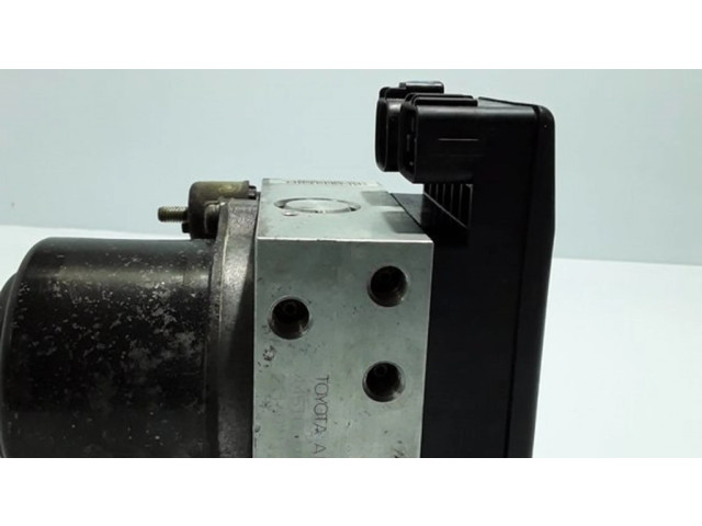 Блок АБС 4451060030, 211607112069 Toyota Land Cruiser (HDJ90) 1996-2002 года