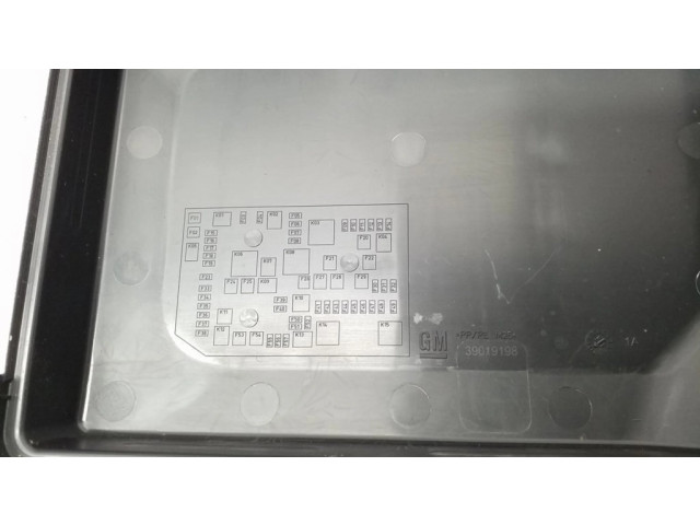 Блок предохранителей 39040852 Opel Astra K