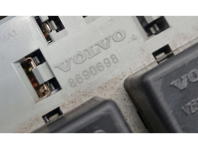 Блок предохранителей 8690698   Volvo XC90    