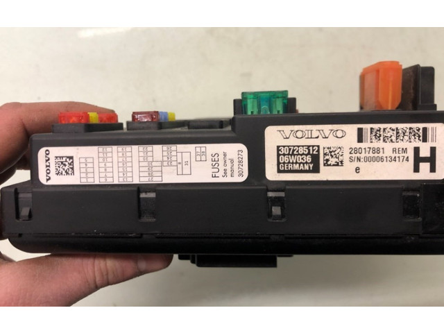 Блок предохранителей 30728512, 30728512 Volvo V70