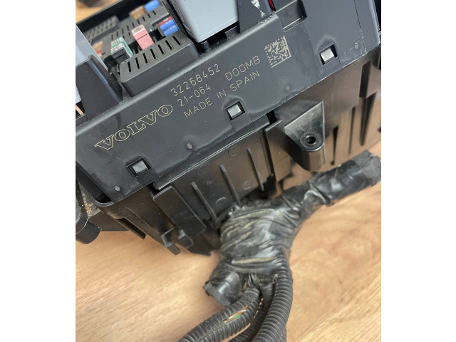 Блок предохранителей  32268452, 69789008   Volvo XC90    