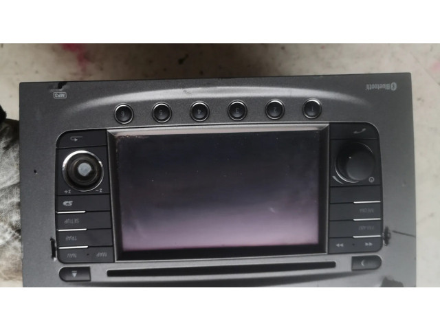 Радио/ проигрыватель CD/DVD / навигация