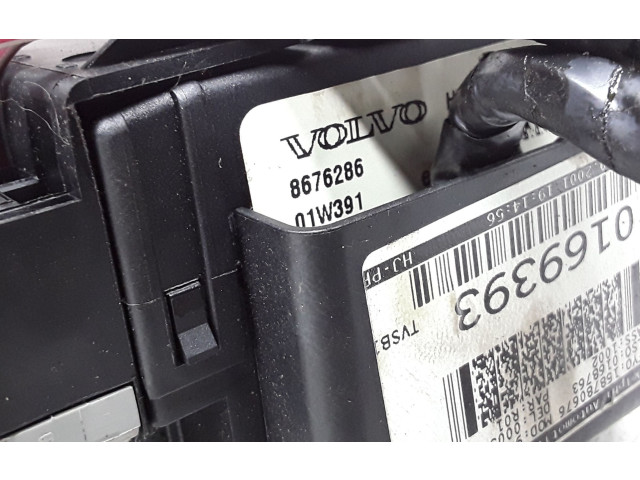 Блок предохранителей 8676286, 8645729 Volvo V70