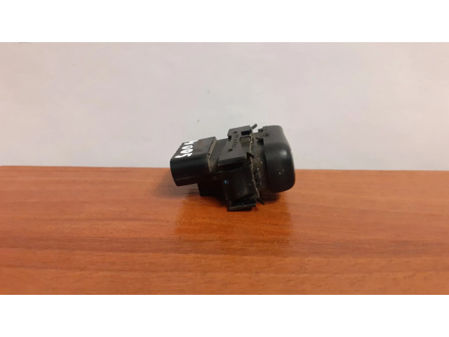 Кнопка крюка в багажнике