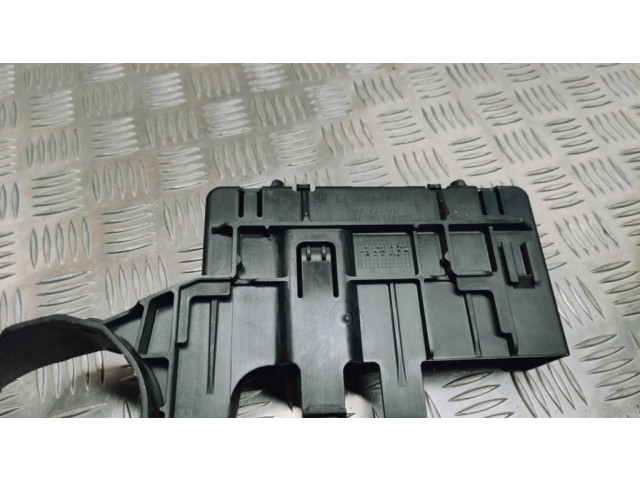 Другая деталь отсека двигателя