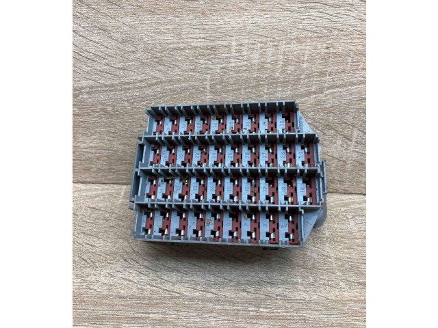 Блок предохранителей 9162439 Volvo S80