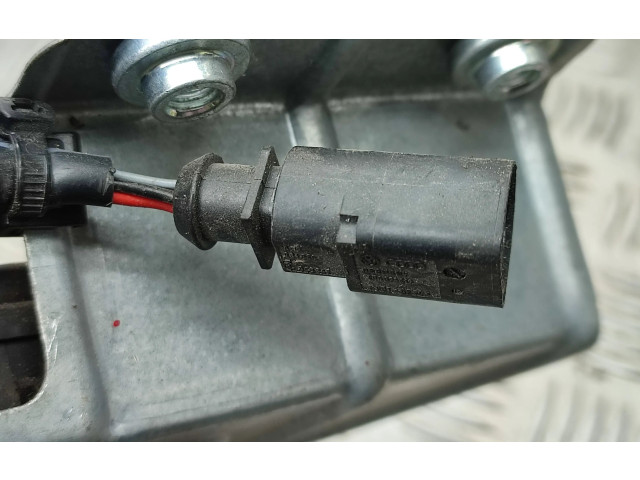 Zámek zadních dveří 2K0827201Q   Volkswagen Caddy 2008