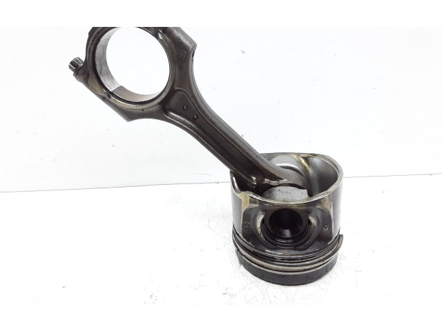 Поршень с шатуном D4204T5 82L175 Volvo S60