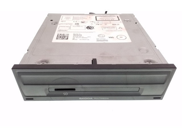 Радио/ проигрыватель CD/DVD / навигация