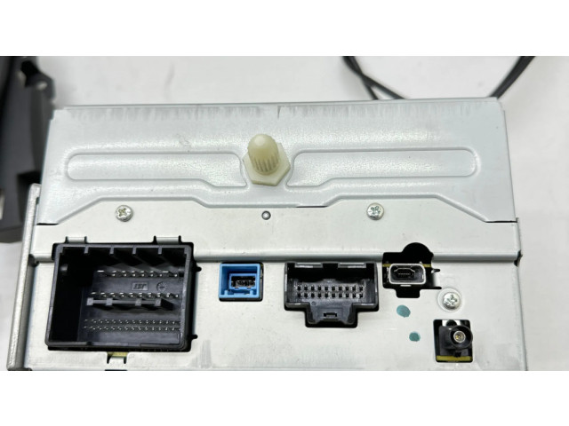 Радио/ проигрыватель CD/DVD / навигация