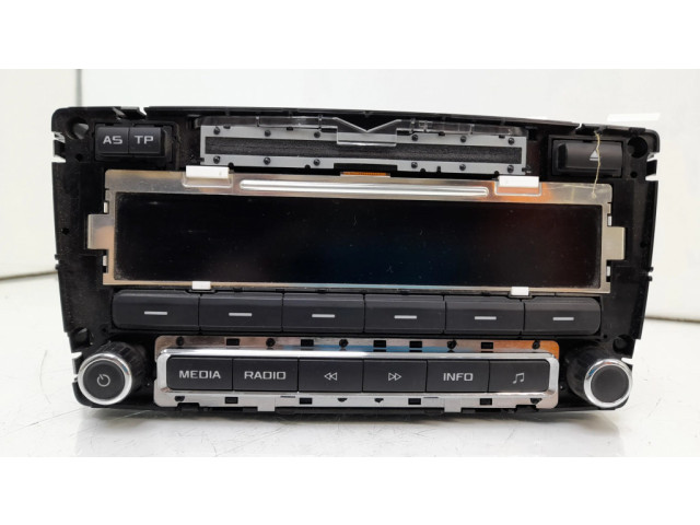 Радио/ проигрыватель CD/DVD / навигация