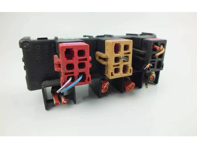 Блок предохранителей 8L0941822 Volkswagen Golf IV