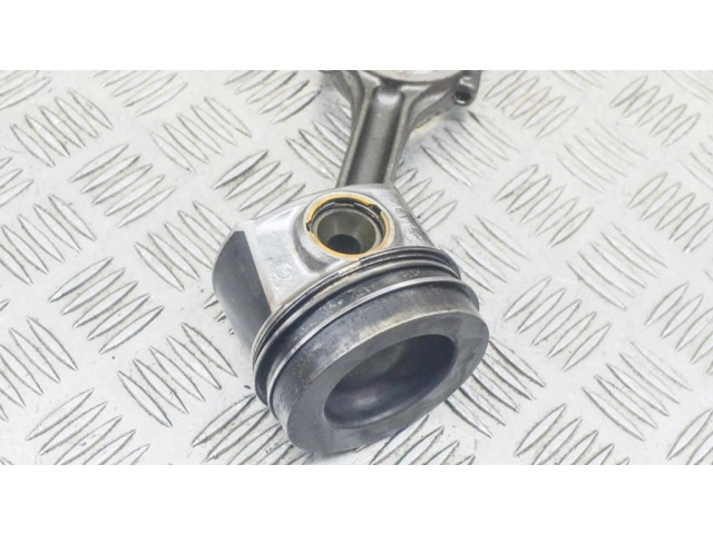 Píst 04L105401A, 04L107065A   Volkswagen Golf VII  pro naftový motor 2.0 CRLB 