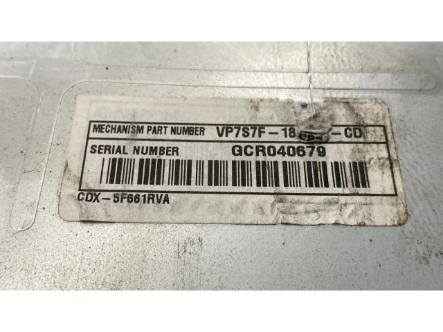 Радио/ проигрыватель CD/DVD / навигация