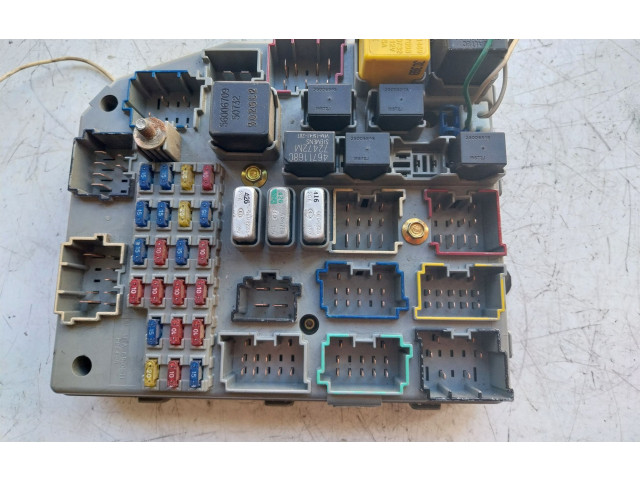 Блок предохранителей 6810205, 6810111 Jeep Grand Cherokee