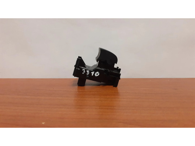 Кнопка крюка в багажнике