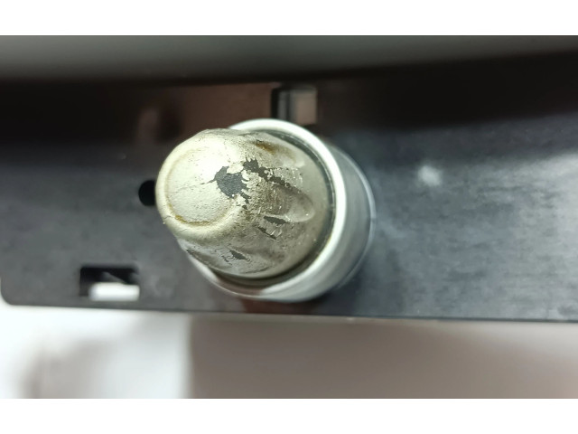 Радио/ проигрыватель CD/DVD / навигация