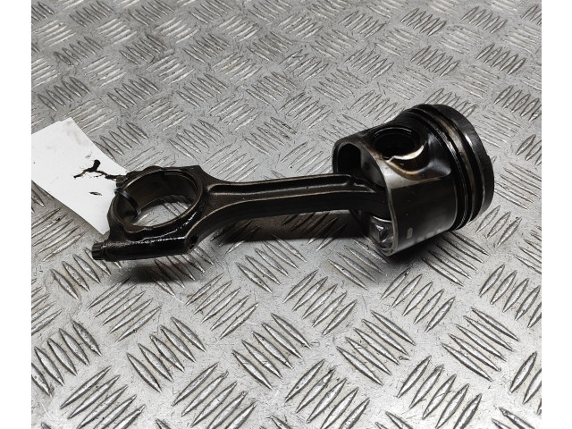  Поршень D 5204 T2 31339996, 31401216  Volvo V60  