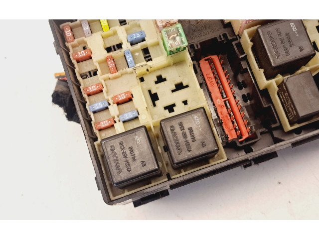 Блок предохранителей 8688040, 00679813 Volvo V70