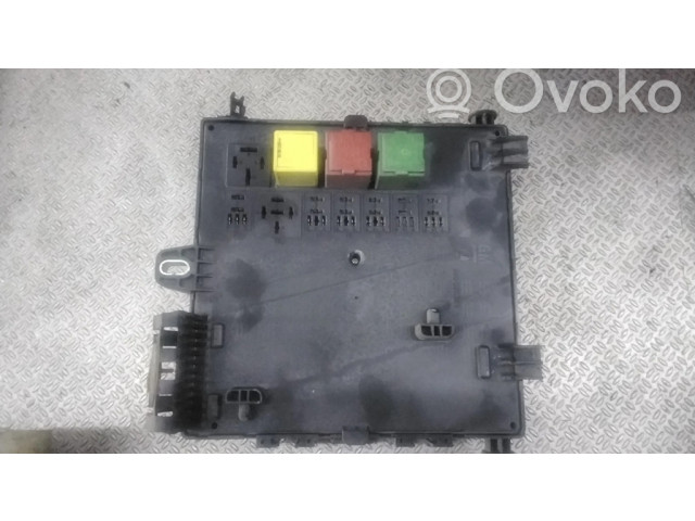 Блок предохранителей 13112912 Opel Vectra C