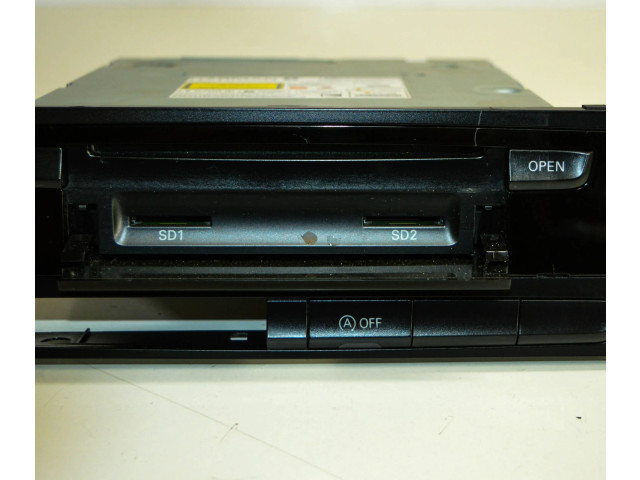 Радио/ проигрыватель CD/DVD / навигация