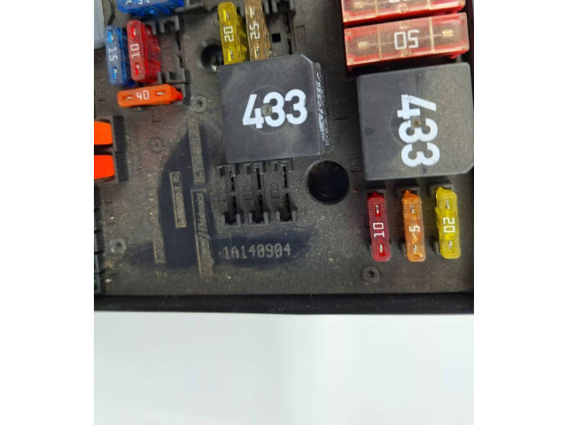 Блок предохранителей 1K0937124H   Audi A3 S3 8L    