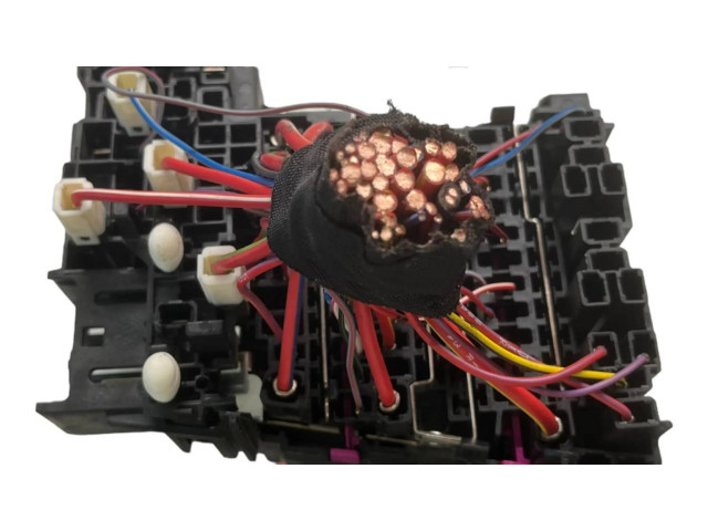 Блок предохранителей  1525782   Volkswagen Crafter    