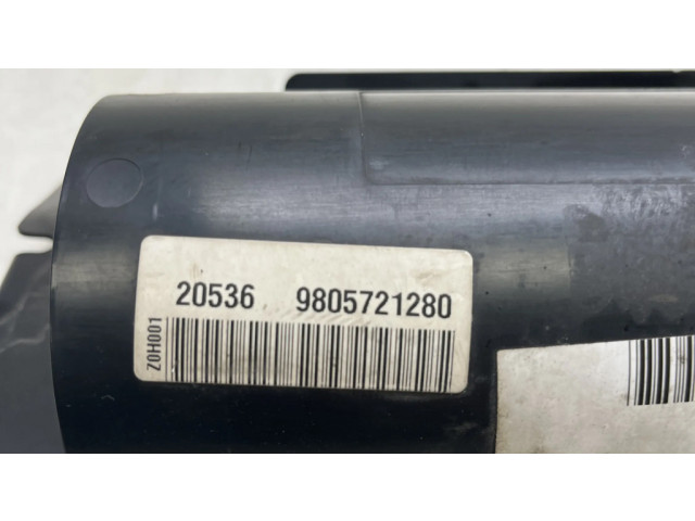 Другая деталь отсека двигателя